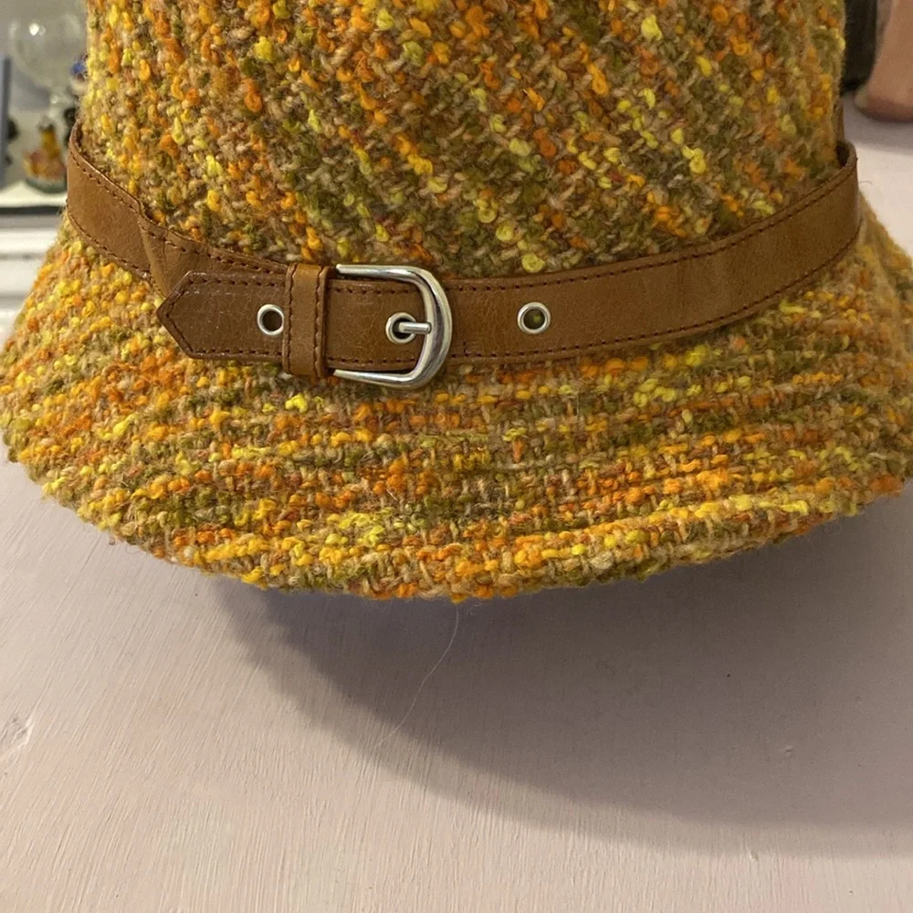 Saks Fifth avenue hat in good condition, gorgeous color - Picture 2 of 4